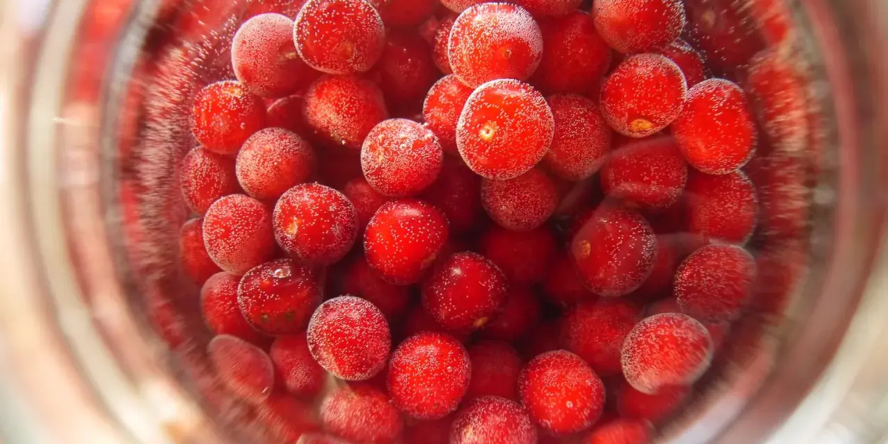 Czerwone wiśnie w słoiku, gotowe na pyszny kisiel. Niska zawartość kcal, idealny deser.