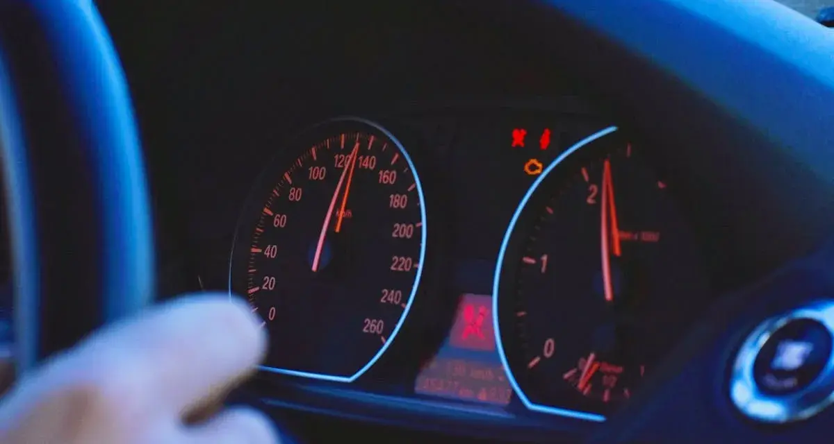 Blick auf das Armaturenbrett eines Autos. Der Tacho zeigt 120 km/h, die Drehzahl ist bei 2000 U/min. Die Tacho-Toleranz ist hierbei zu beachten.