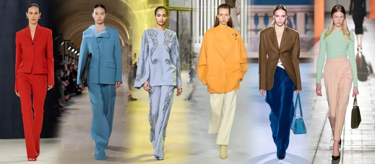 Modelli sfilano con eleganti completi pantalone, un'idea chic per come vestirsi ad un matrimonio con pantaloni.