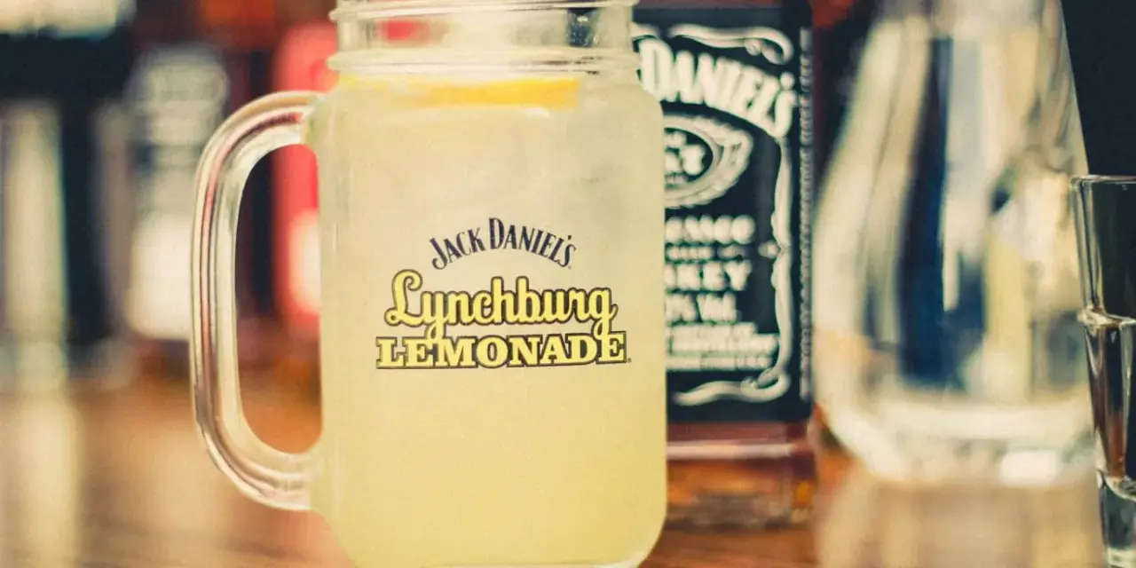Orzeźwiająca Lynchburg Lemonade w słoiku z logo Jack Daniel's. Idealny przepis na lato.