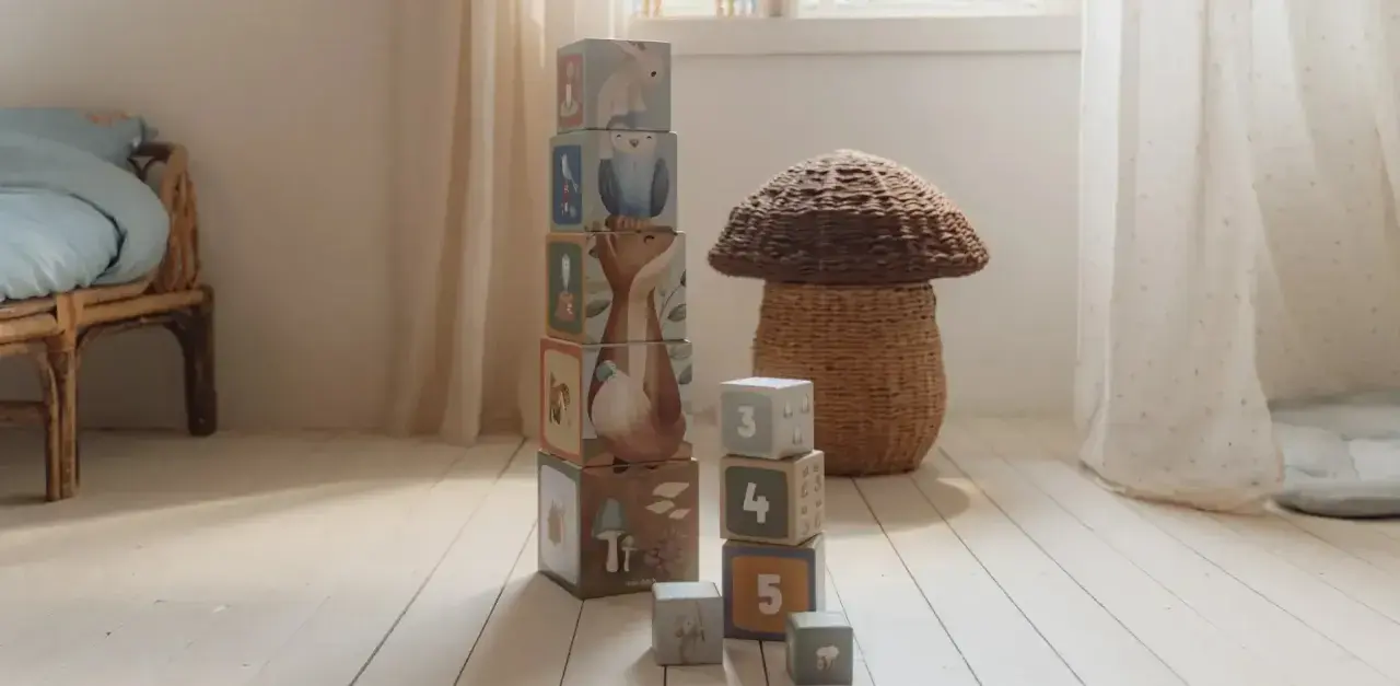 Wie nauka przez zabawę, czyli montessori co to? Drewniane klocki z leśnymi zwierzątkami i cyferkami zachęcają do kreatywnej zabawy.