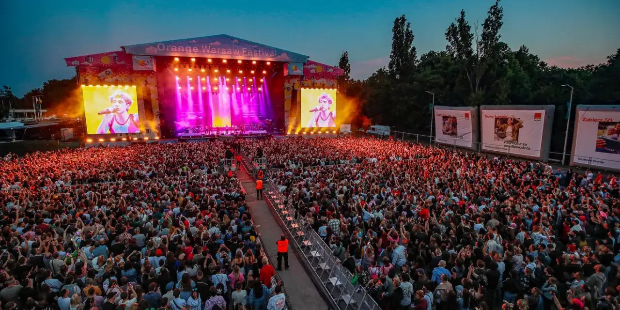 Koncert na Orange Warsaw Festival z tłumem widzów i artystą na telebimie.