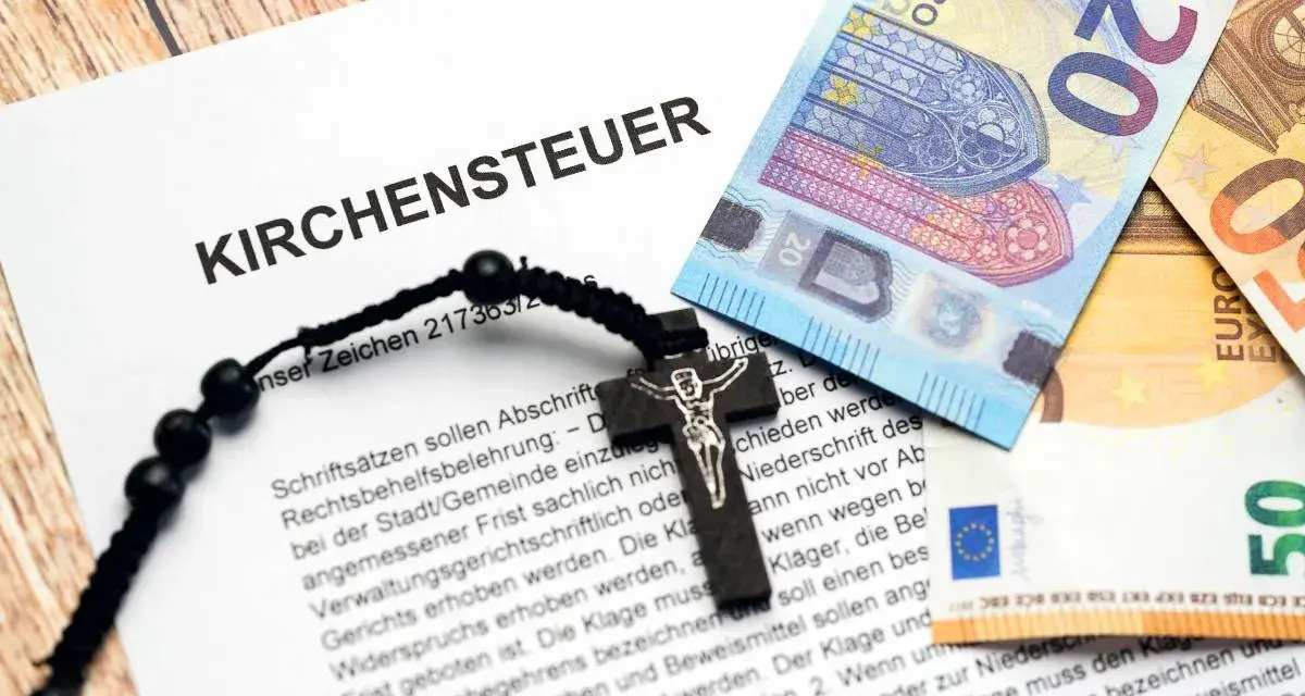 Kirchensteuer-Dokument mit Kreuz und Euro-Scheinen. Lohnt sich Kirchenaustritt finanziell? Die Dokumente und Geldscheine deuten auf eine finanzielle Entscheidung hin.