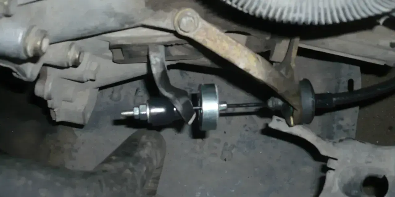 Mechanizm regulacji linki sprzęgła w samochodzie. Widoczny element pozwala na precyzyjne ustawienie naciągu linki.