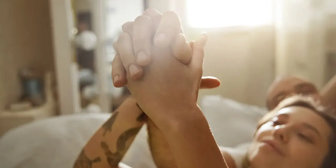 Dłonie splecione w intymnym geście. Zaszłam w ciążę przez preejakulat, a teraz czuję spokój i nadzieję.