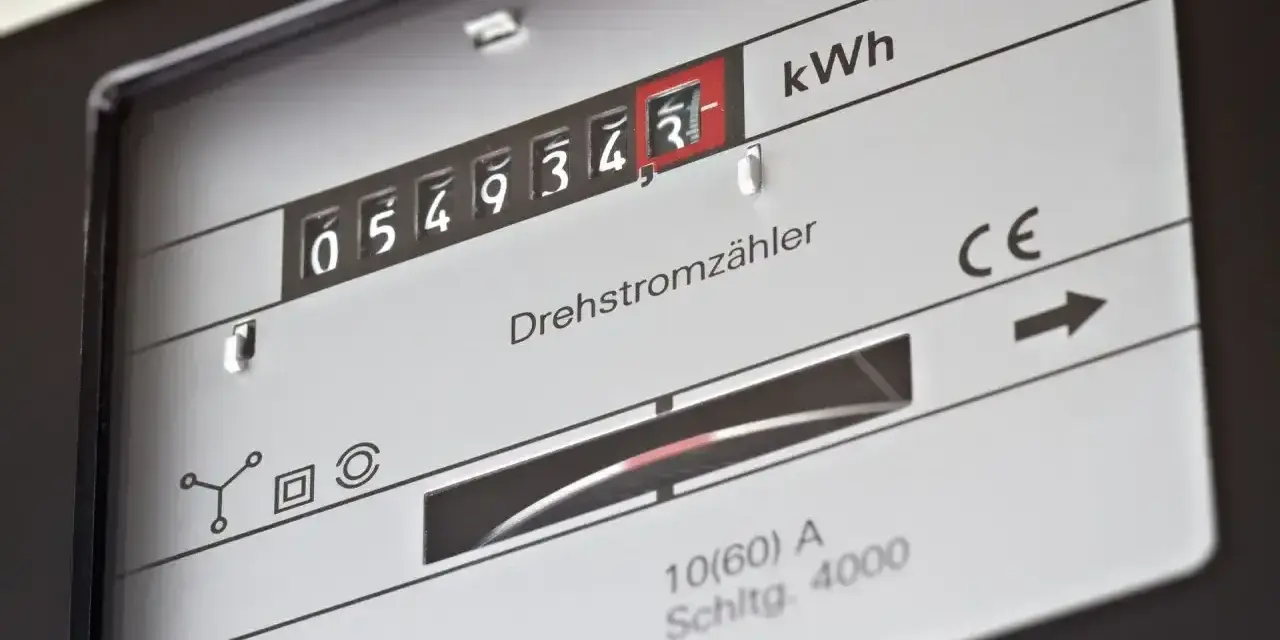 Licznik energii elektrycznej pokazuje 054934 kWh. To urządzenie mierzy zużycie prądu w domu.