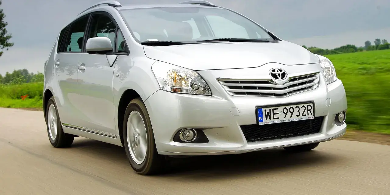 Srebrny Toyota Verso w ruchu. Rozważając toyota verso - wady i zalety, warto zwrócić uwagę na jego przestronność i komfort.