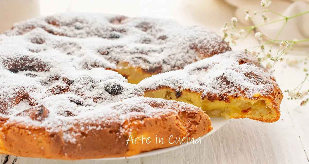 Frittata di mele in padella pronta in 5 minuti, soffice e cosparsa di zucchero a velo. Un dolce veloce e goloso.