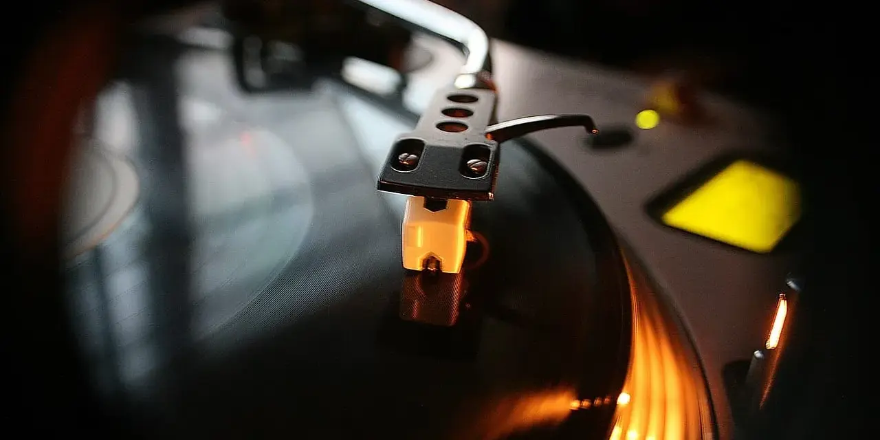 Gramofon z igłą na płycie winylowej, idealny do prezentacji muzyki pop.