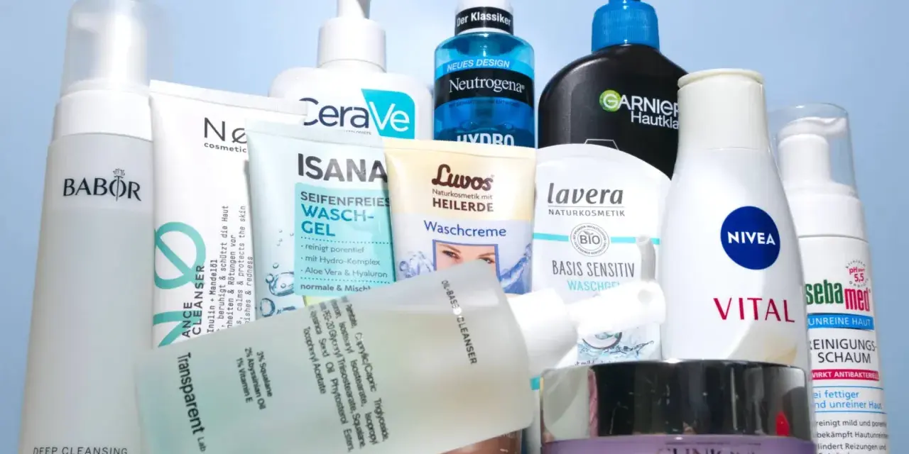 Vielfalt an Produkten, womit Gesicht waschen: Schaum, Gel, Creme und Reinigungsmilch von Babor, CeraVe, Neutrogena, Garnier, Isana, Luvos, Lavera, Nivea, Sebamed und Clinique.