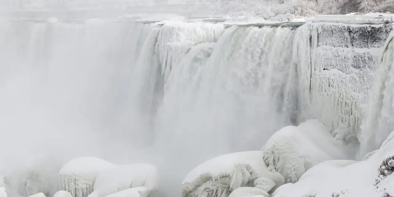 Las cataratas del Niágara, cubiertas de hielo y nieve, crean un paisaje invernal majestuoso.