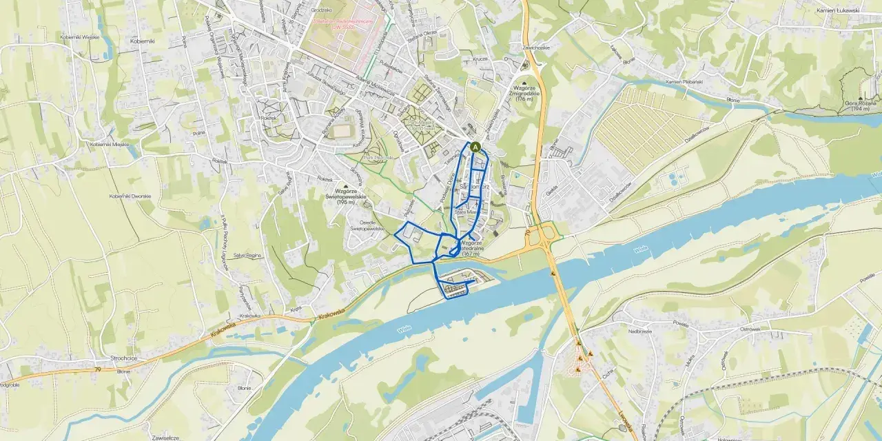 Mapa turystyczna Sandomierza i okolic. Zaznaczony szlak pieszy lub rowerowy, prowadzący przez centrum miasta i wzdłuż Wisły. Atrakcje Sandomierza i okolic.
