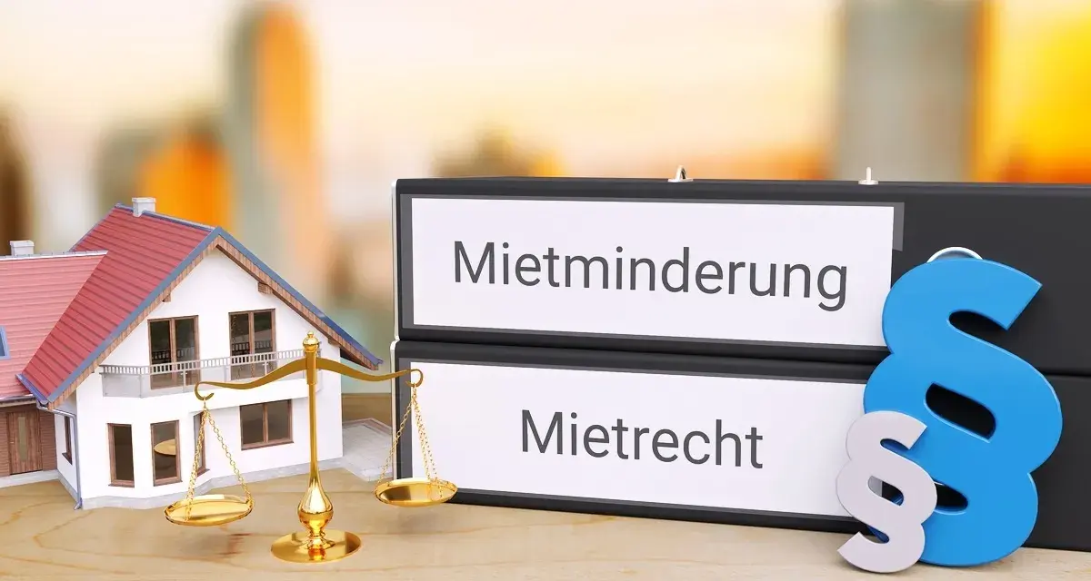 Hausmodell, Waage, Ordner mit "Mietminderung" & "Mietrecht" & Paragraphenzeichen. Wenn der Vermieter seinen Pflichten nicht nachkommt, ist das Mietrecht gefragt.