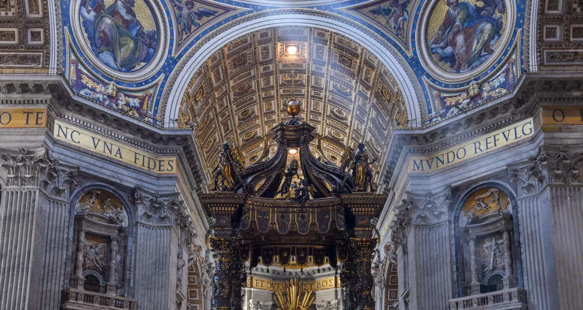 Magnifique baldaquin baroque au-dessus de la tombe de Saint Pierre dans la basilique. L'or et le marbre brillent sous la lumière.