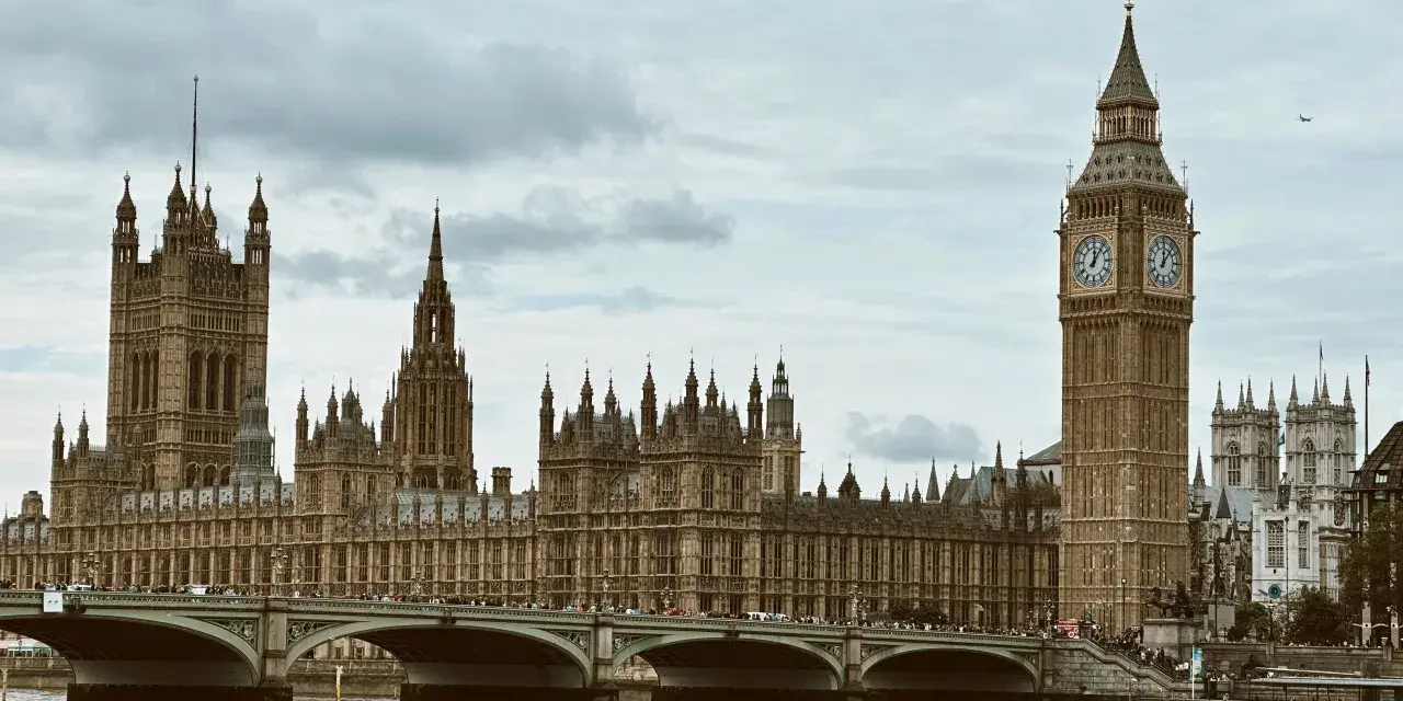 Pałac Westminsterski i Big Ben to ikony, które koniecznie trzeba zobaczyć w Londynie. Most Westminsterski pełen ludzi.
