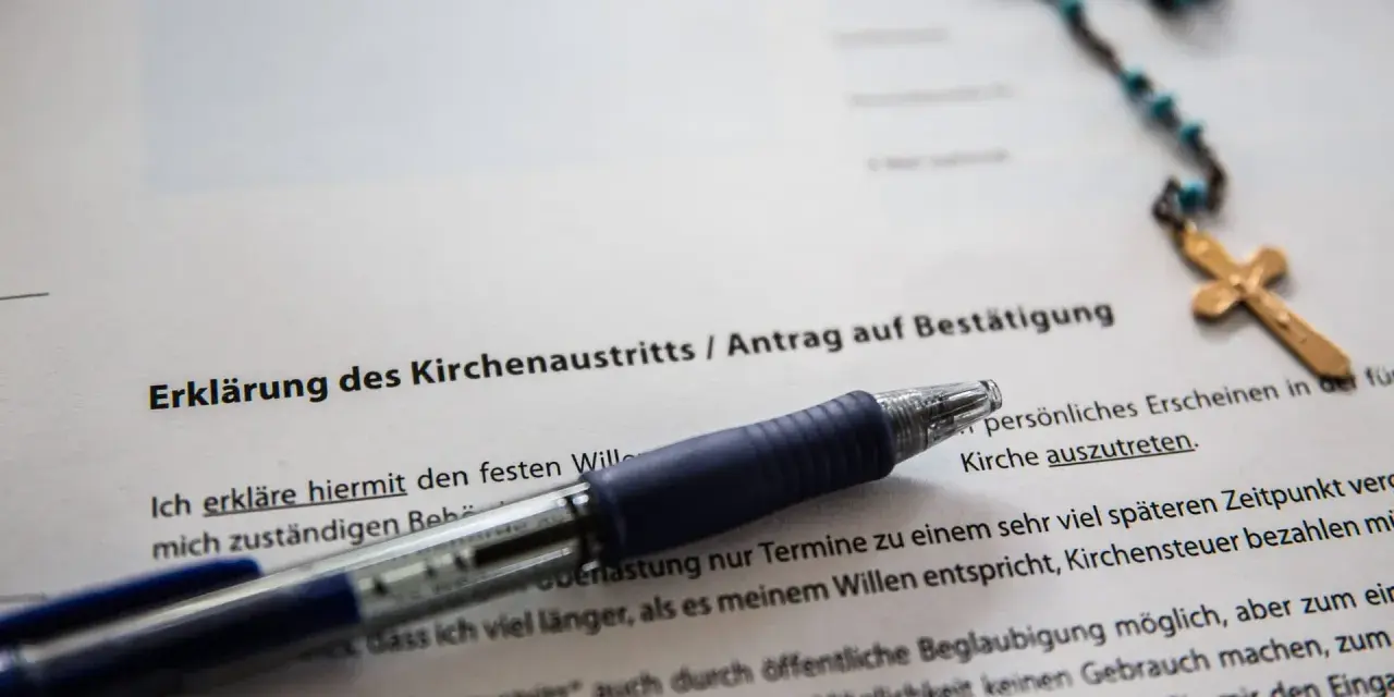Dokument zur Kirchenaustrittserklärung mit Stift und Rosenkranz. Der Text erwähnt "Kirchensteuer bezahlen", was auf eine mögliche Kirchensteuererstattung hindeutet.