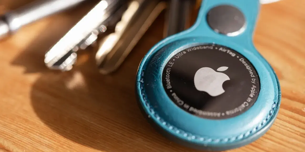 Ein blauer AirTag-Schlüsselanhänger mit Apple-Logo und Schlüsselbund. So funktioniert ein AirTag: Er nutzt Bluetooth LE und Ultra Wideband zur Ortung.