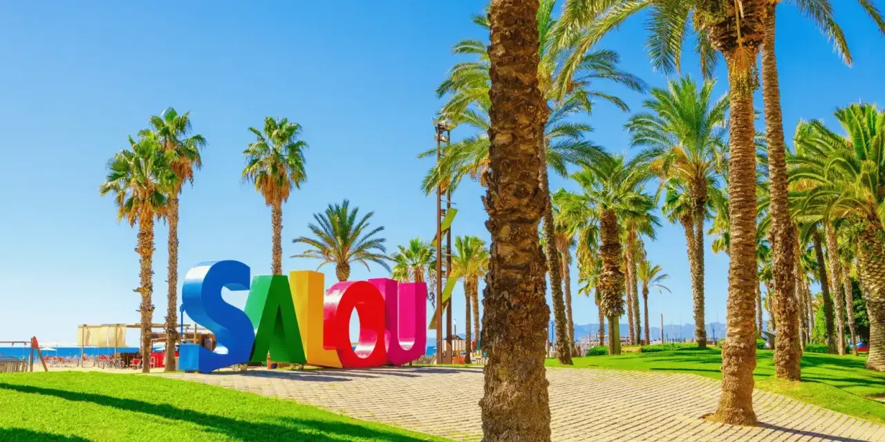 Bienvenue à Salou, Espagne ! Un endroit parfait pour une colonie de vacances ensoleillée, avec ses palmiers et son panneau coloré.