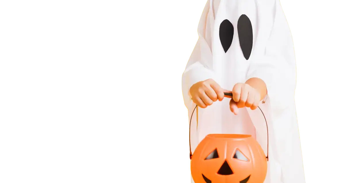 Barn i spökdräkt med pumpahink, en klassisk idé för halloween.