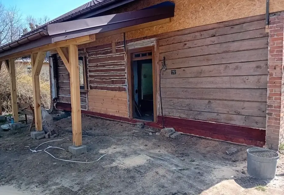 Jak wymienić podwaliny w drewnianym domu bez ryzyka uszkodzeń