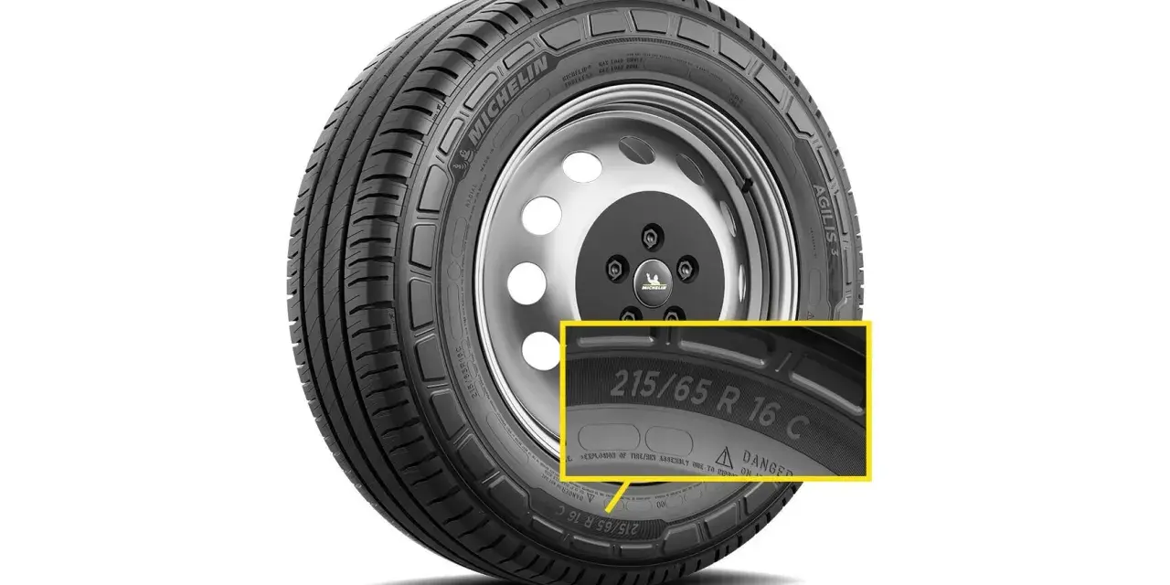 Gomme da carico Michelin Agilis 3, con dettaglio della misura 215/65 R 16 C. Ideali per trasporti sicuri.