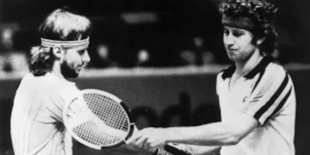 Borg y McEnroe, dos leyendas del tenis, se dan la mano en la cancha.