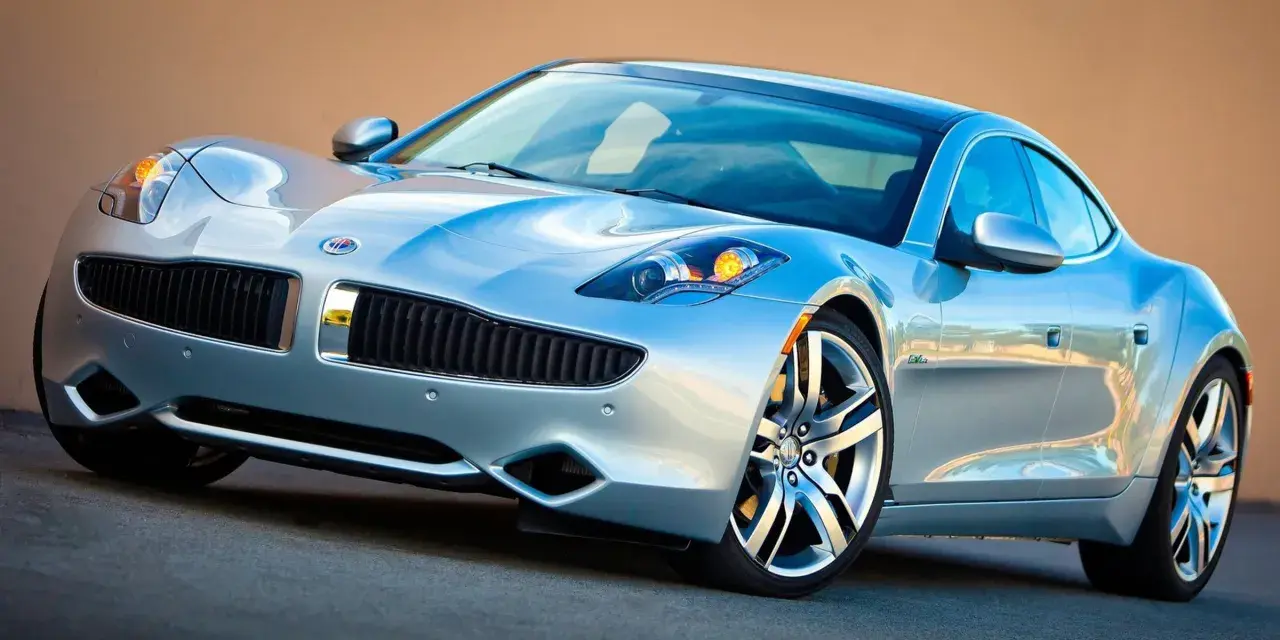 Srebrny Fisker Karma z eleganckimi liniami i sportowymi felgami, gotowy na podbój drogi.