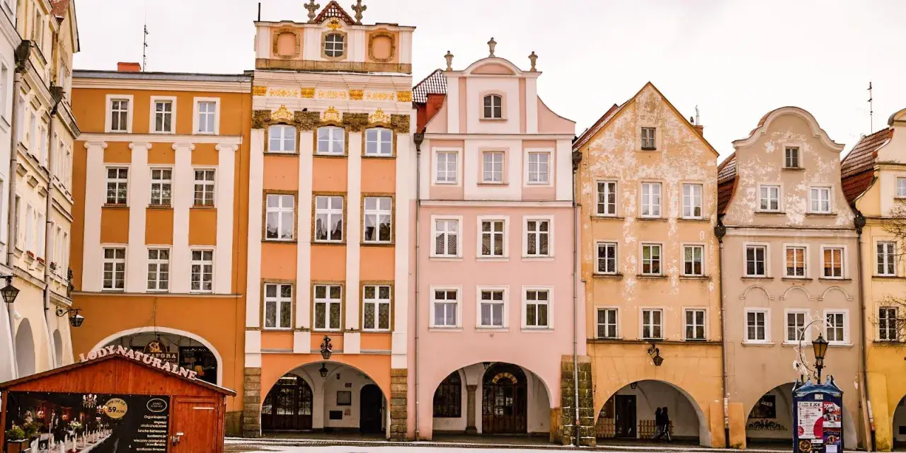 Kolorowe kamienice na rynku w Jeleniej Górze. Altstadt zachwyca architekturą, a zimowy dzień dodaje uroku.