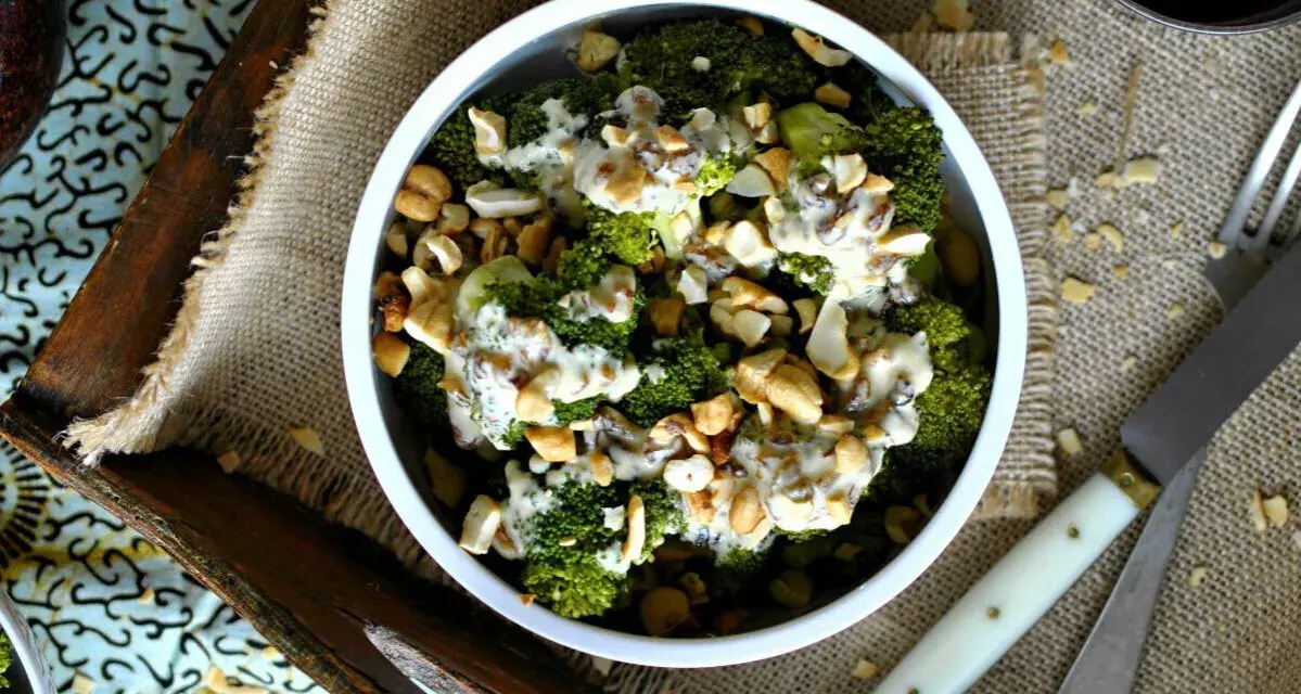 Ensalada de brócoli con aderezo cremoso y frutos secos. Una opción deliciosa para tus recetas con brócoli.
