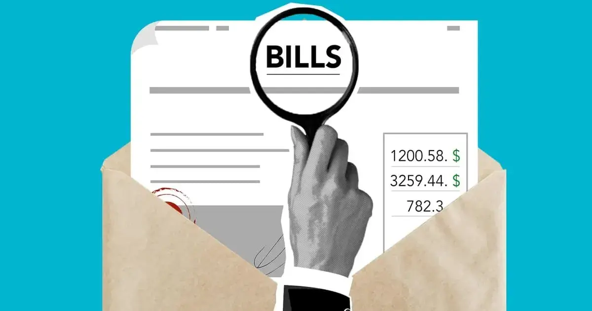 Lupe über "BILLS" auf Dokumenten in Umschlag. Hilfe vom Mieterbund bei der Nebenkostenabrechnung.
