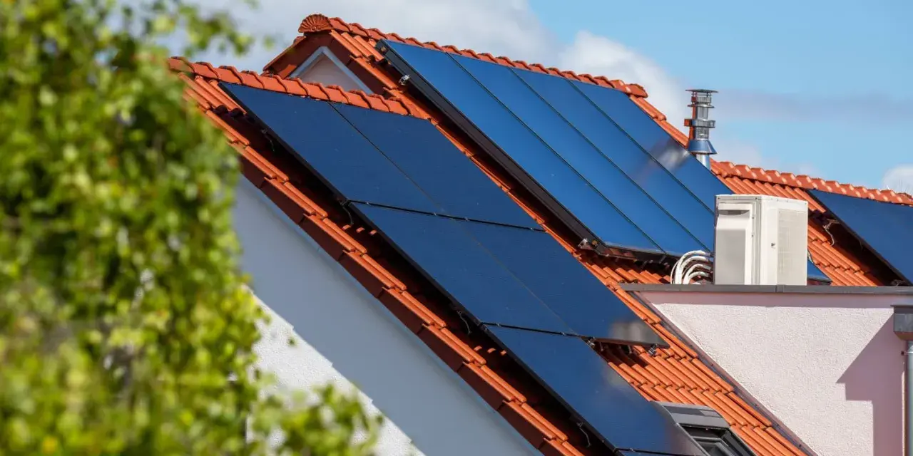Dach mit Solarthermieanlage und Klimaanlage. Die solarthermieanlage kosten sind eine Investition in die Zukunft.