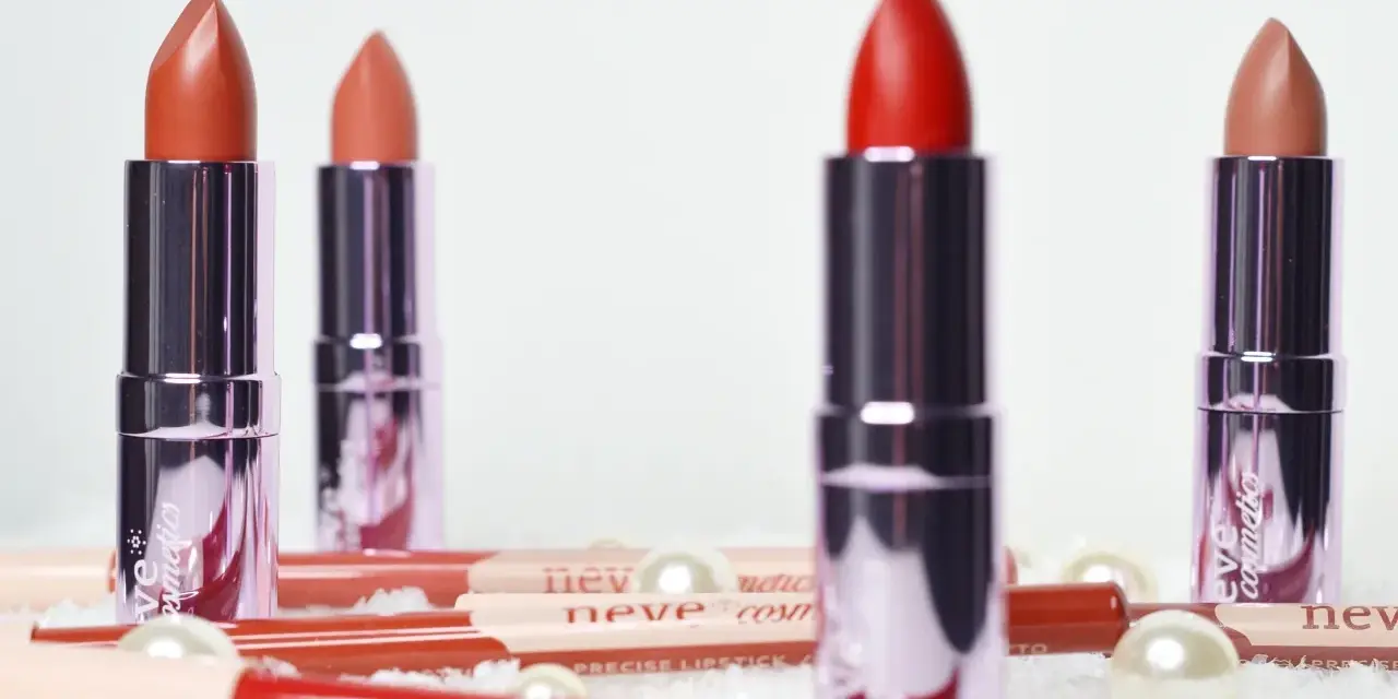 Rossetti e matite labbra Neve Cosmetics in varie tonalità, pronti per un perfetto trucco labbra.