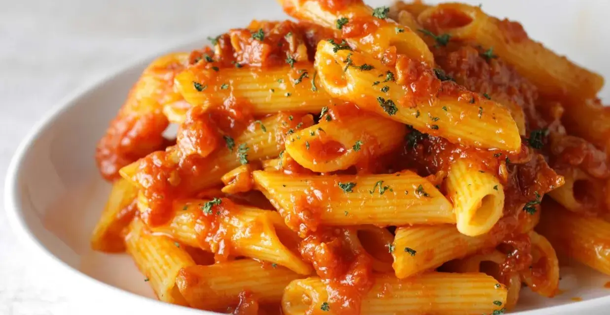 Penne Arrabbiata przepis na pikantny makaron z sosem pomidorowym i czosnkiem, posypany natką pietruszki.