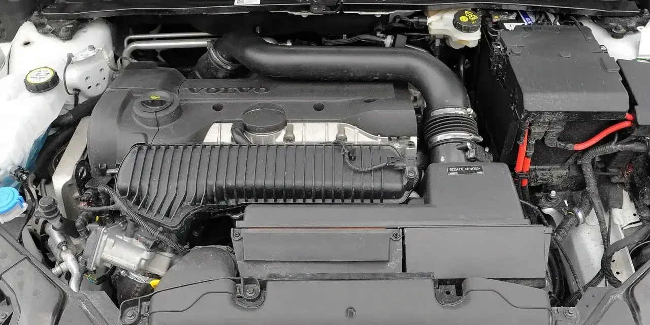 Silnik Volvo V40, który często pojawia się w pozytywnych volvo v40 opinie. Czysty i zadbany, gotowy do dalszej jazdy.
