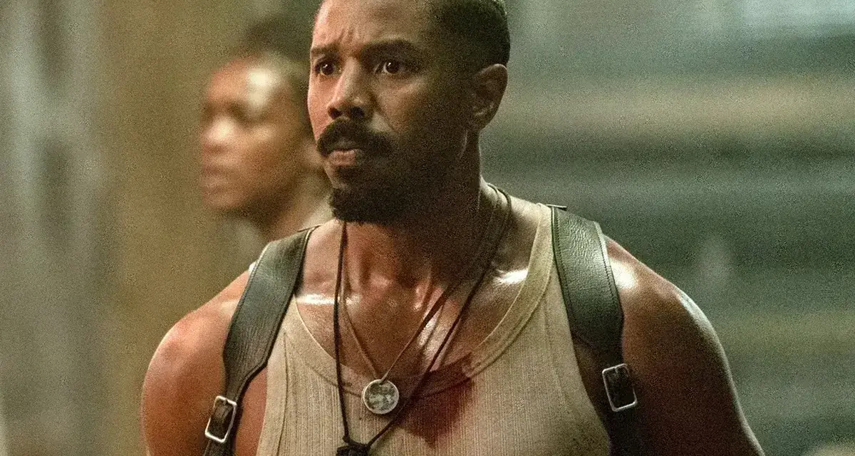 Michael B. Jordan jako John Kelly w filmie "Grzesznicy". W tle widać innych członków obsady.