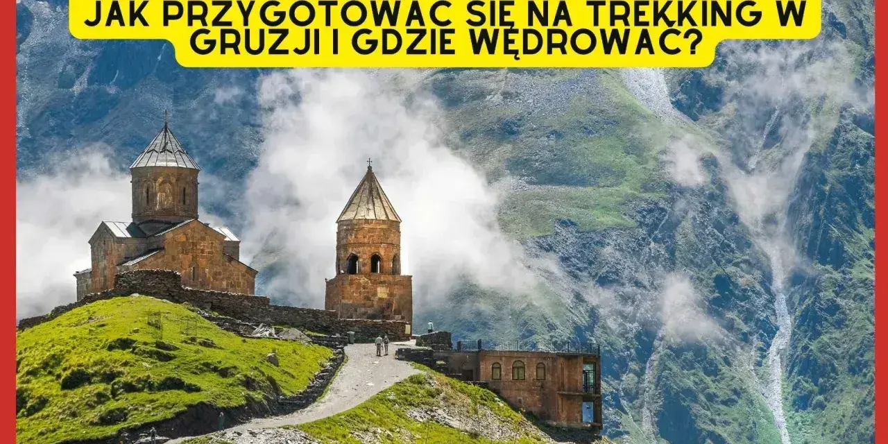 Gruzja, Góry Kaukaz. Kościół Gergeti na tle mglistych szczytów. Idealne miejsce na trekking.