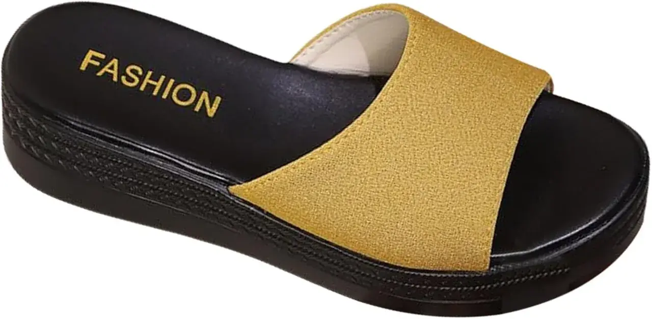 Sandalia negra con tira dorada y la palabra "FASHION". Suela gruesa y texturizada.