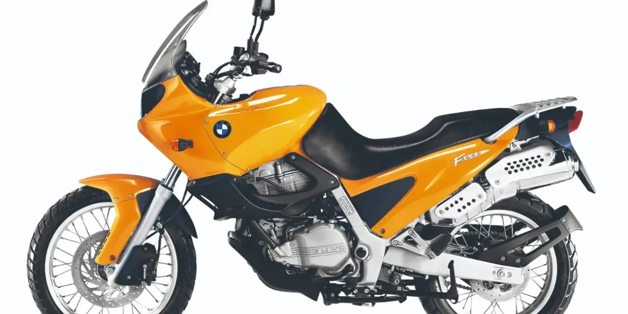 Pomarańczowy motocykl BMW F 650. Sprawdź dane techniczne tego wszechstronnego enduro.