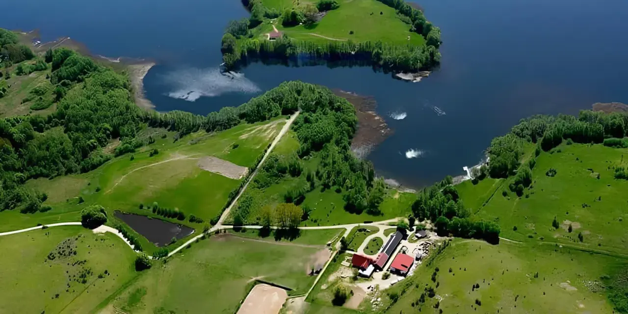 Malownicza wyspa z domkiem, idealne miejsce na camping inter nos. Wokół jezioro, lasy i zielone pola.