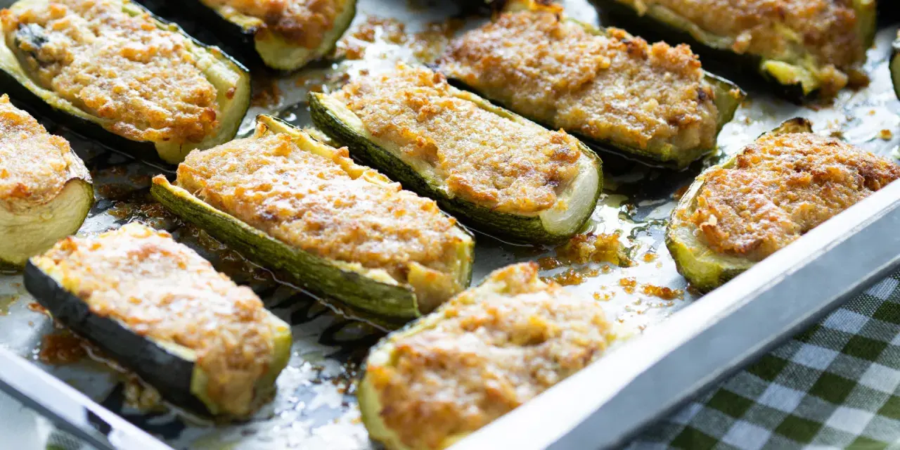 Zucchine ripiene tonno, un classico della ricetta della nonna, appena sfornate e pronte per essere gustate.