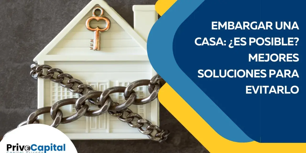 Casa encadenada con llave, sugiriendo que si te embargan la casa, pueden vivir en ella. Soluciones para evitarlo.