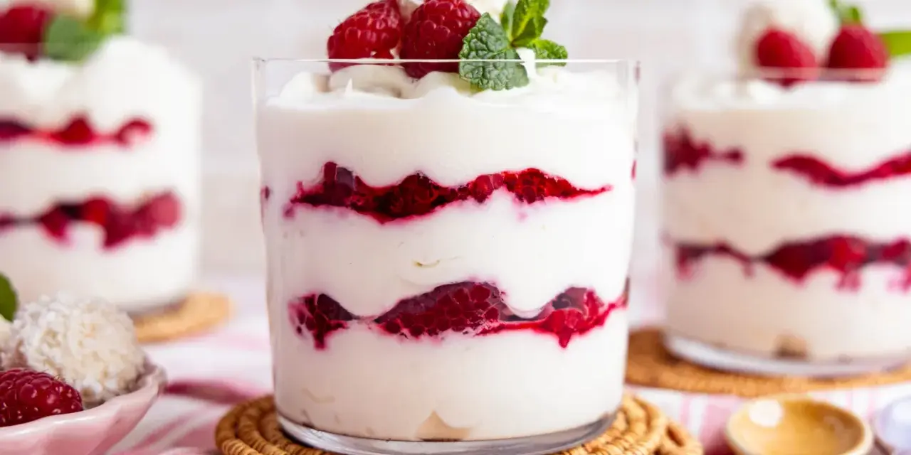 Schichtdessert mit Himbeeren und Kokosflocken, ein köstliches Raffaello Dessert.