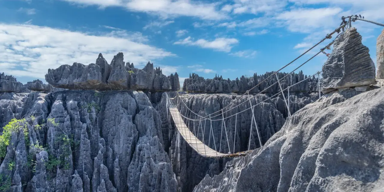 Most skalnych iglic Tsingy de Bemaraha, z wiszącym mostem nad przepaścią.