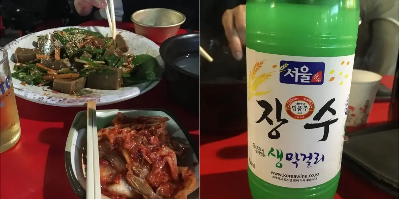 Koreańskie przepisy na stole: galaretka z fasoli mung, kimchi i butelka makgeolli.