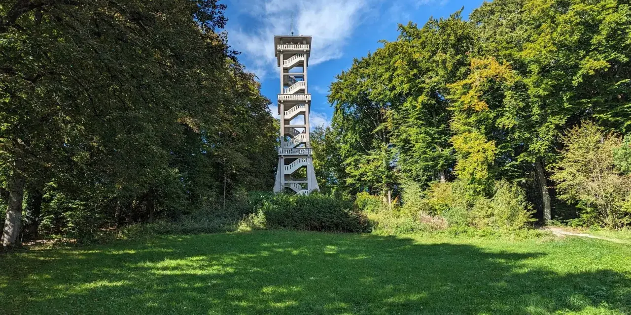 Der Aussichtsturm Ebersberg ragt majestätisch zwischen grünen Bäumen empor. Eine Wendeltreppe führt zur Spitze, von wo aus man eine herrliche Aussicht genießen kann.