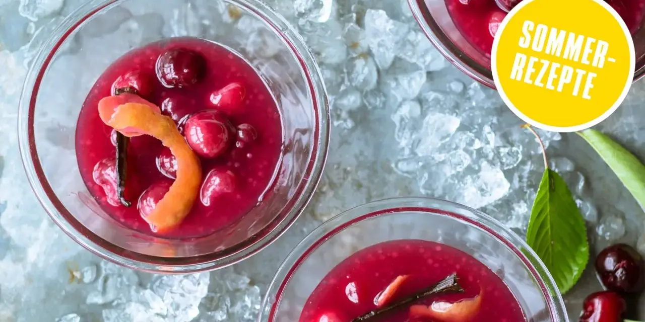Erfrischende Kaltschale mit Kirschen, Vanille und Orangenzeste. Ein tolles Rezept für heiße Sommertage.