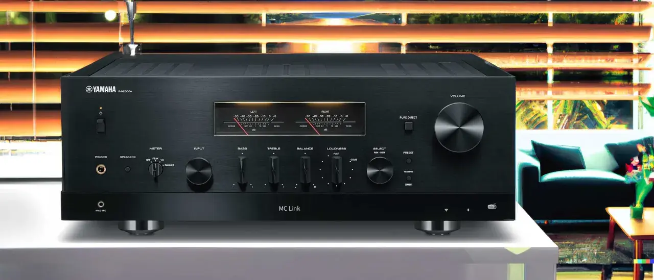 Test Yamaha R-N2000A: elegancki wzmacniacz z analogowymi wskaźnikami VU i pokrętłami do regulacji dźwięku.