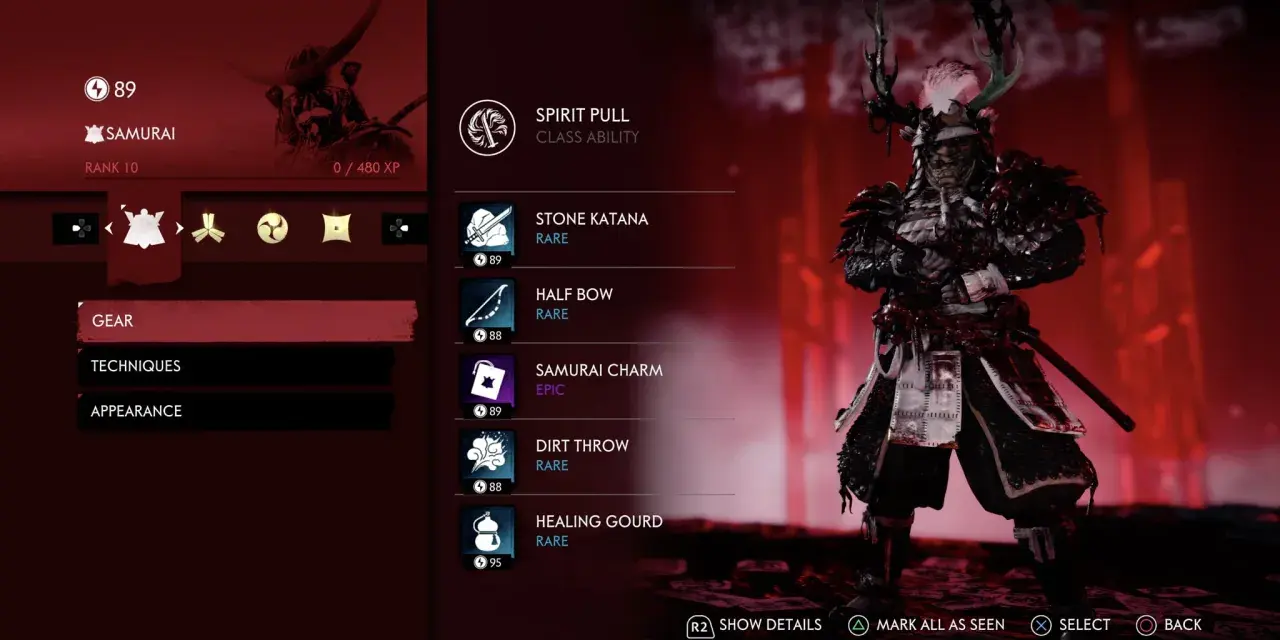 Menú de equipo de un samurái en Ghost of Tsushima. Se aprecian su katana, arco y un amuleto, listos para los duelos.
