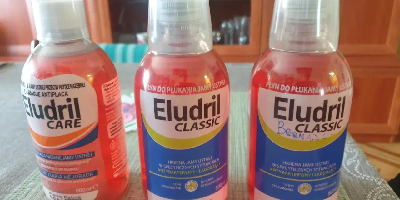 Trzy butelki płynu do płukania jamy ustnej Eludril: wersja Care, Classic i Classic z dopiskiem. Różne rodzaje Eludril do higieny jamy ustnej.