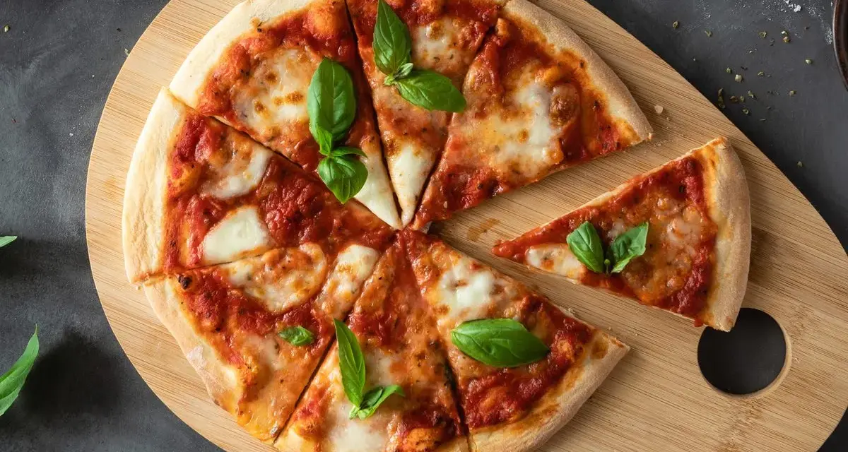 Margherita na desce z drewna. Proste ciasto na pizzę zawsze wychodzi, ozdobione pomidorami, mozzarellą i bazylią.